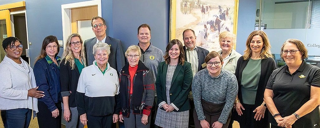 Dean's Advisory Council group shot of individuals with UO President