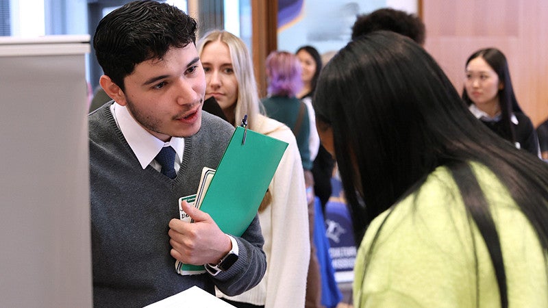 individual students at a UO career fair