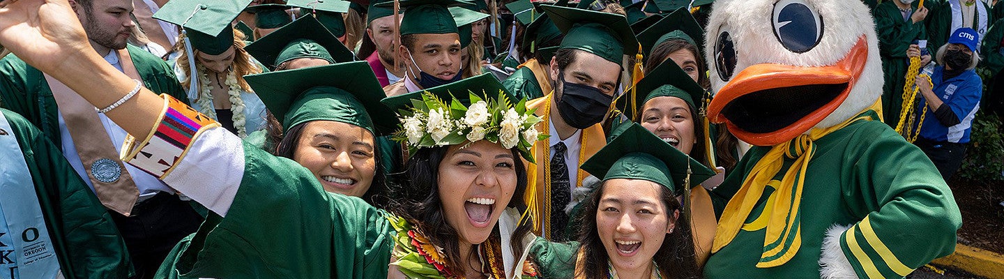 UO grads with the duck
